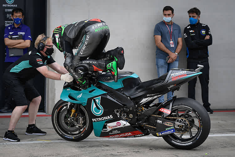 Morbidelli bremste sein Bike vor dem «bike change» zu heftig ab und flog fast kopfüber runter