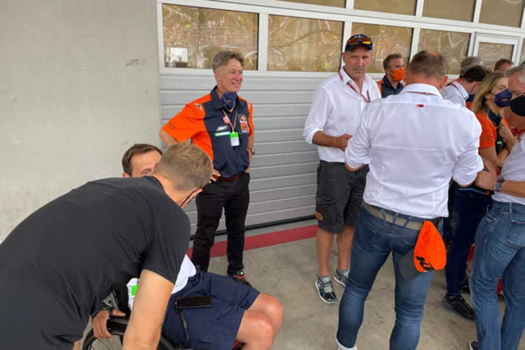 Tobias Moretti in KTM-Teamuniform, rechts neben ihm Heinz Kinigadner