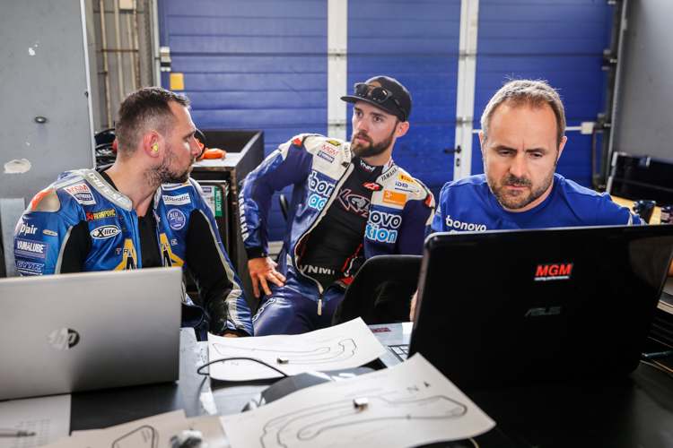 Moser (li.) im Gespräch mit Jonas Folger