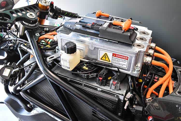 Die Energica-Bikes wiegen 265 kg