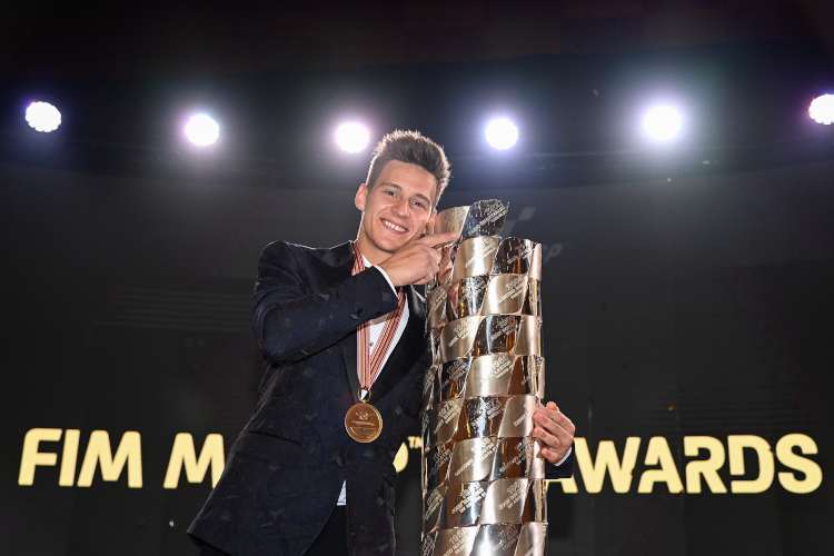 Das Paket enhält Freizeitbeutel, T-Shirt, Cap, Schlüsselband und Ohrstöpsel