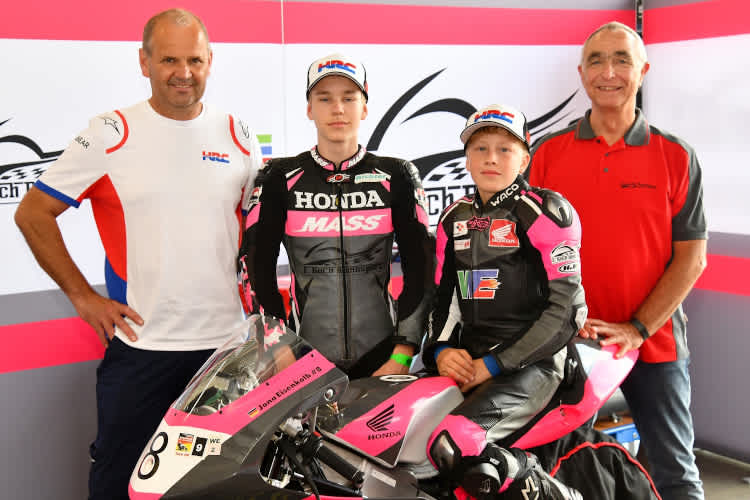 Adi Stadler, Loris Schönrock, Jona Eisenkolb und Manfred John