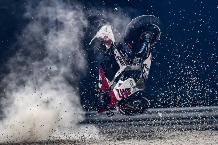 Takaaki Nakagamis Honda fliegt spektakulär durchs Kiesbett