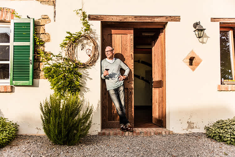 Werner Nenning vor seinem Bauernhaus