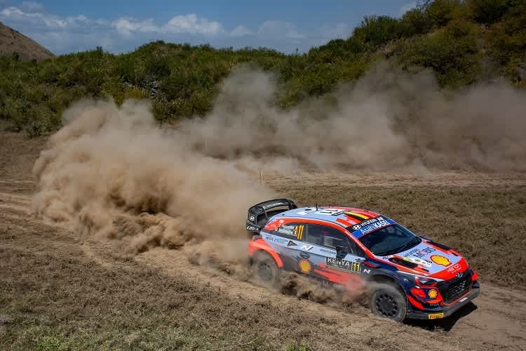   Thierry Neuville führt in Kenia komfortabel