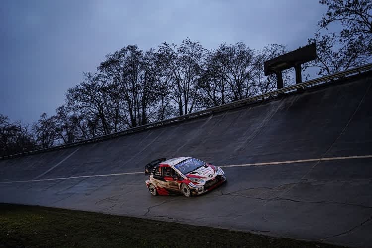 Sébastien Ogier in der Stellkurve zum siebten Titel