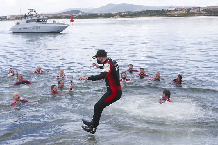 Sébastien Ogier beim obligatorischen Sieger-Bad