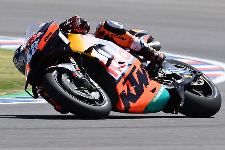 Miguel Oliveira muss mit der KTM RC16 aus der 6. Reihe losfahren