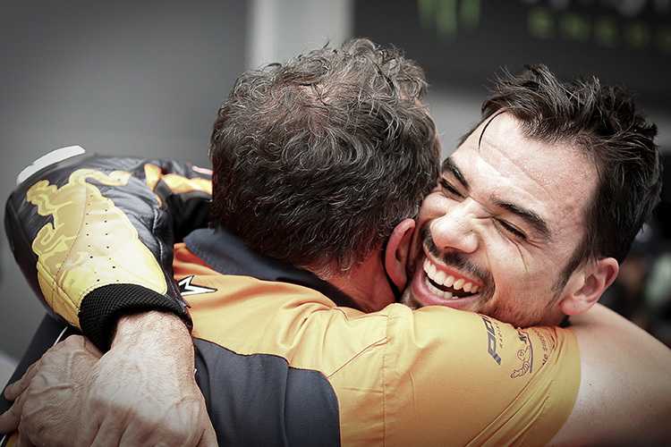 Barcelona-GP-Sieger Miguel Oliveira mit Crew-Chief Paul Trevathan