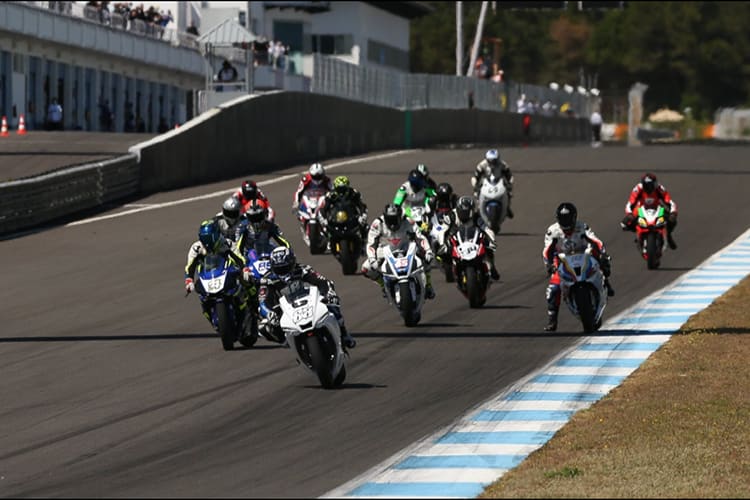 Miguel Oliveira mit der Yamaha R1 (Nummer 88) in Führung