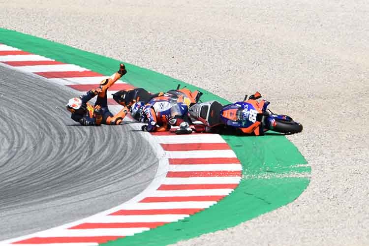 Nach dem Re-Start räumten einander Pol Espargaró und Oliveira in Turn 4 gegenseitig ab.