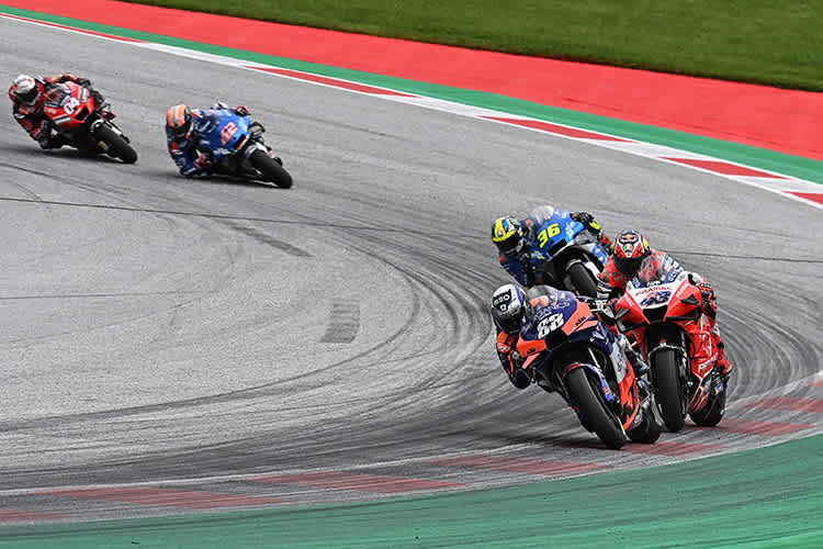 Zielkurve: Oliveira vor Miller, Mir, Rins und Dovi; Pol Espargaró ist rechts abseits der Piste verschwunden