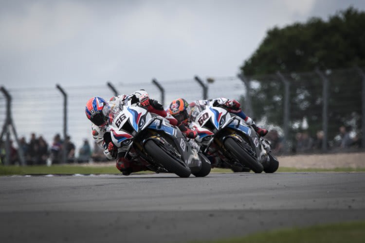 Die BMW-Werkspiloten Tom Sykes und Michael van der Mark