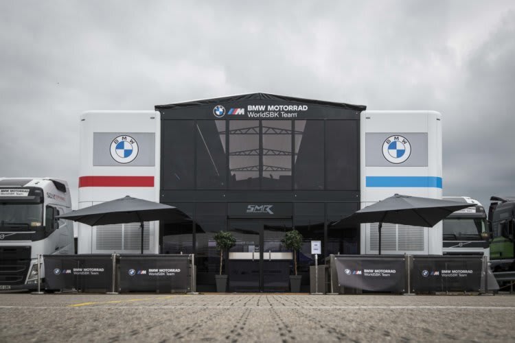 Schon von vorne ist die BMW-Hospitality beeindruckend