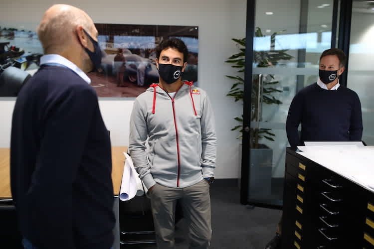 Sergio Pérez im Gespräch mit Adrian Newey (l.) und Teamchef Christian Horner