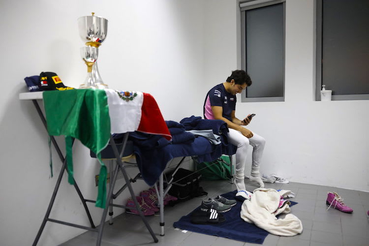 Segio Pérez liest nach seinem Sieg Nachrichten aus seiner Heimat