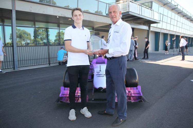 Oscar Piastri bekam den Sir Jack Brabham Award vom früheren Formel-1-Piloten Tim Schenken überreicht 