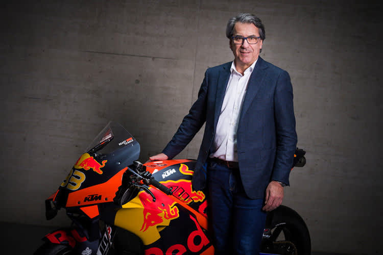 Stefan Pierer mit der KTM RC16 von Brad Binder