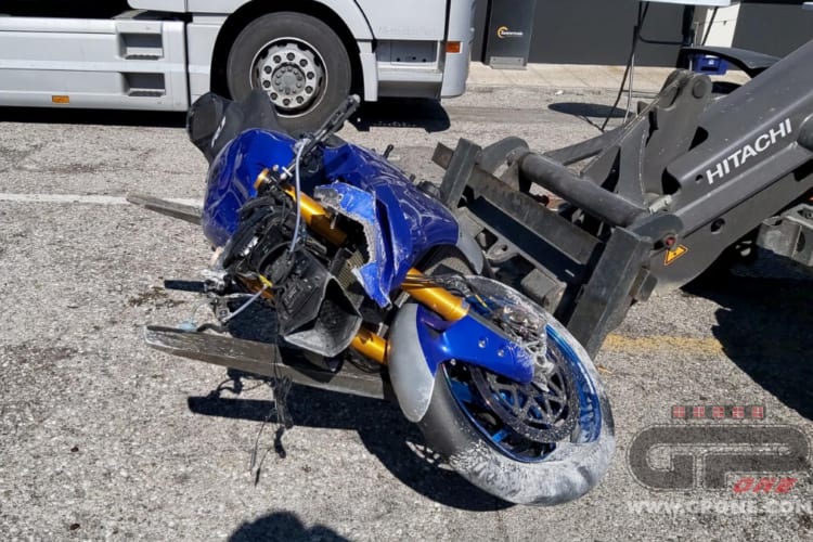 Die Yamaha R1 von Chris Ponsson wurde unromantisch von einem Radlader ins Fahrerlager gebracht
