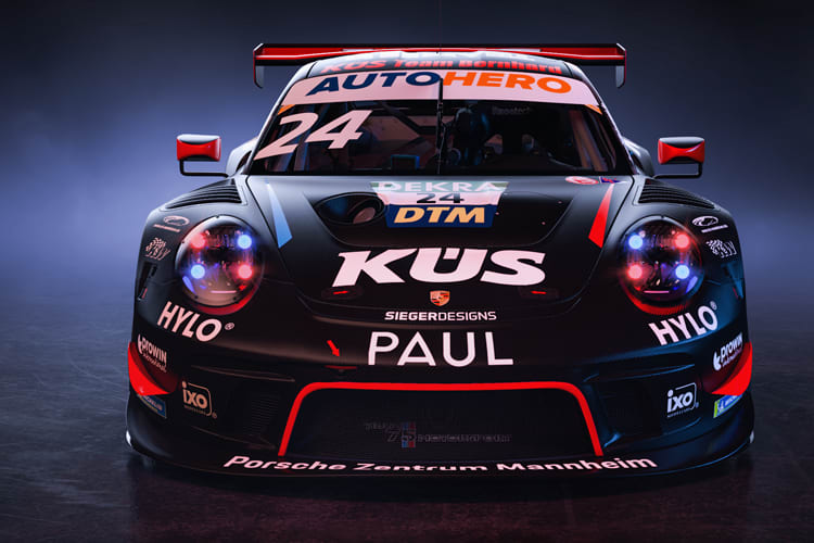 Timo Bernhard steigt mit einem Porsche ein