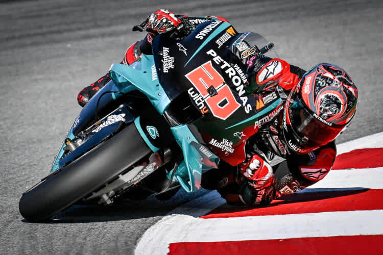 Ellbogen am Boden: Der dreifache Saisonsieger Fabio Quartararo (21) macht es vor