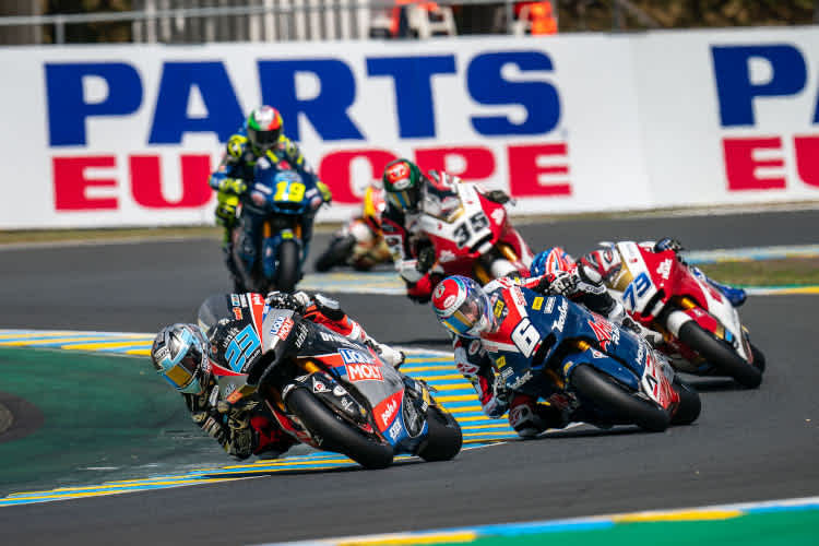 Marcel Schrötter vor Cameron Beaubier