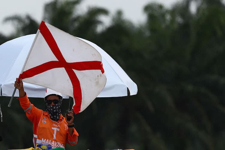 Die weisse Flagge mit dem diagonalen roten Kreuz warnt vor Regen