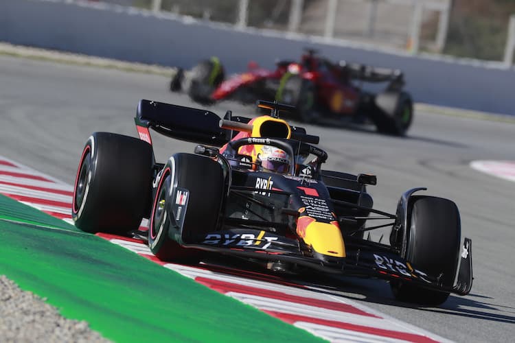 Der Red Bull Racing RB18 mit Weltmeister Max Verstappen