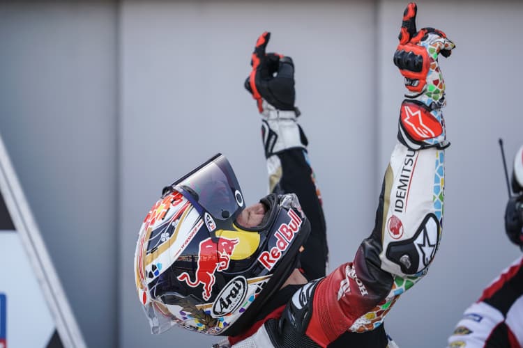 MotoGP-Pole in Aragón: Takaaki Nakagami in Jubelpose