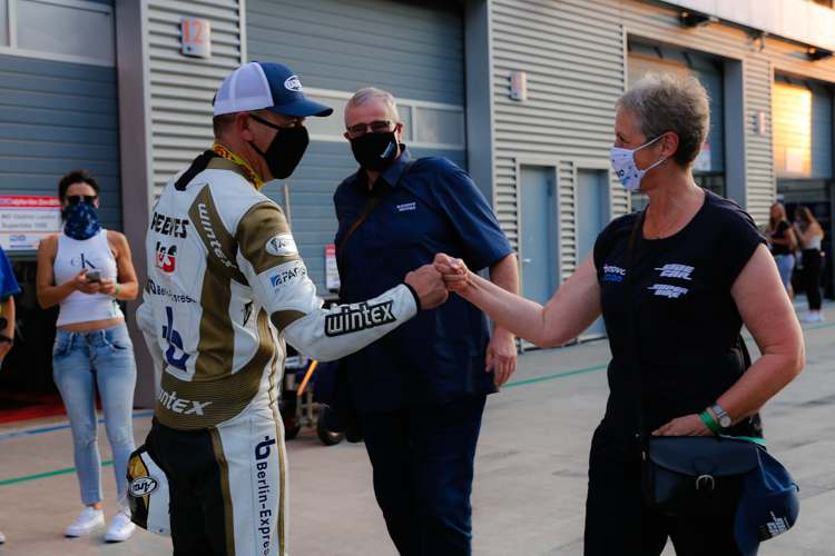 Bonovo action Teambesitzer Jürgen Röder (Mitte), Frau Petra (r.) und Top-Pilot Tim Reeves (l.)