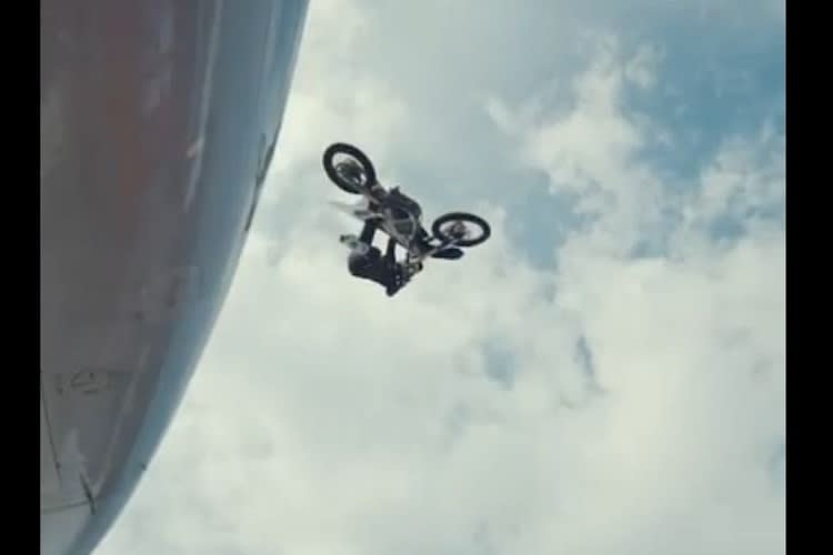 Der Schweizer Freestyle-Motocrosser Mat Rebeaud durfte das Verkehrshaus Luzern als Spielplatz nutzen