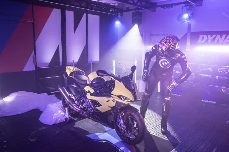 Ein Sinnbild: Scott Redding liegt hinter Johnny Rea