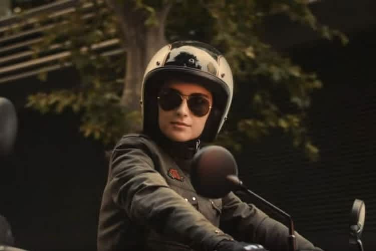 Sitzt diese freundlich lächelnde Motorradfahrerin auf der neuen Kawasaki Z650RS?