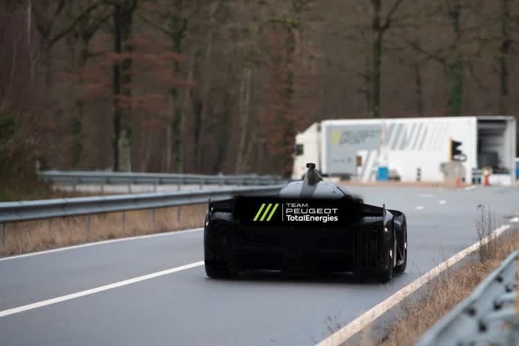 Der Peugeot 9X8 hat beim Shakedown Aero-Teile im Heck montiert