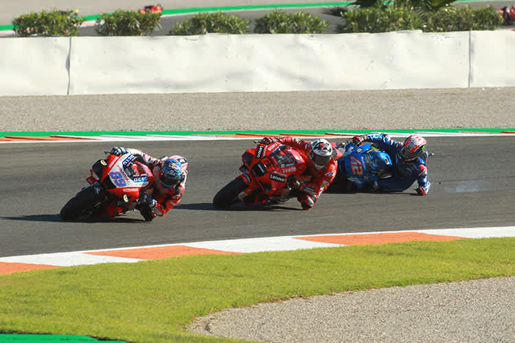11. Runde, Kurve 6: Alex Rins rutscht hinter Leader Jorge Martin (89) und Pecco Bagnaia weg
