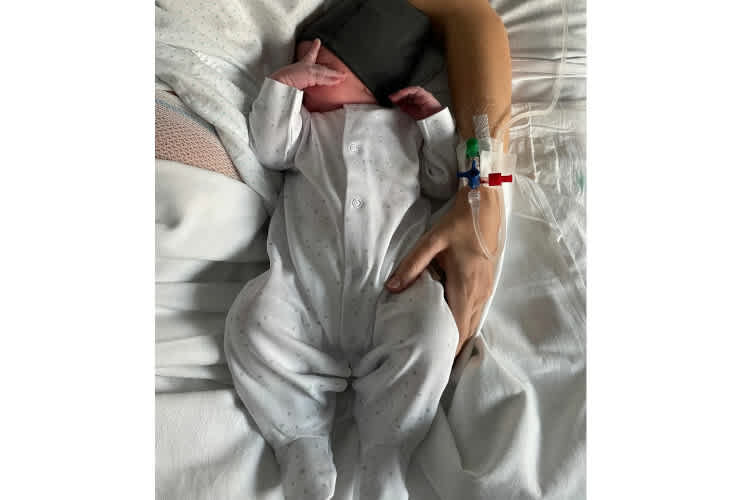 Alex Rins stattete der Suzuki-Box mit Gips am rechten Arm einen Besuch ab  