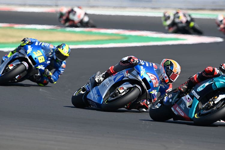 Alex Rins (42) hinter Quartararo und vor Joan Mir: Schulterproblem