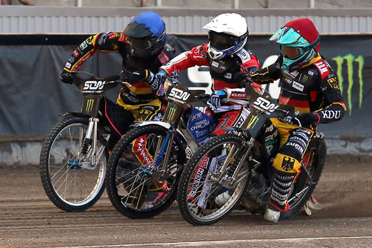 2019 in Togliatti: Erik Riss (li.) und Kai Huckenbeck (re.) nehmen Leon Madsen in die Zange