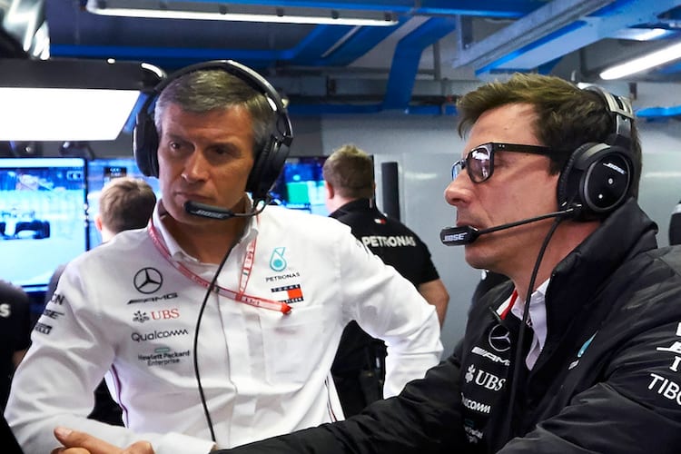 Mercedes-Betriebsleiter Rob Thomas mit Teamchef Toto Wolff
