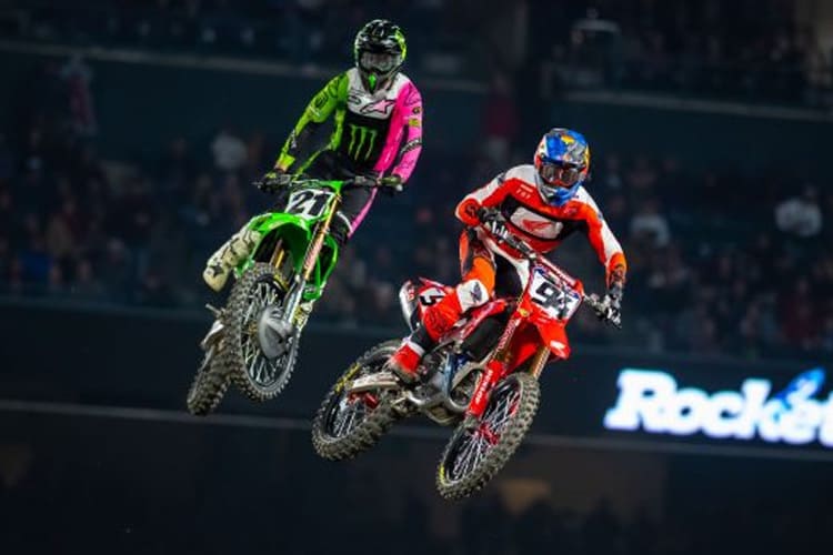 Jason Anderson (#21) fliegt an Ken Roczen (#94) heran