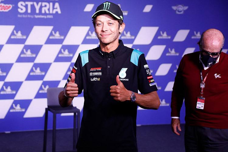 Valentino Rossi, rechts hinten Dorna-Chef Ezpeleta