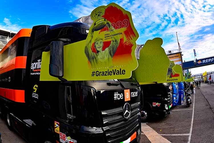 Auch auf dem Aprilia-Truck werden die Erfolge von Rossi gewürdigt; er gewann für Aprilia 2 WM-Titel