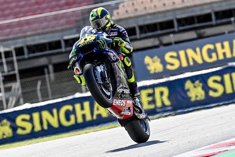 Ein Wheelie exklusiv für SPEEDWEEK.com-Fotograf Fritz Glänzel nach Startplatz 3: Valentino Rossi war bester Laune
