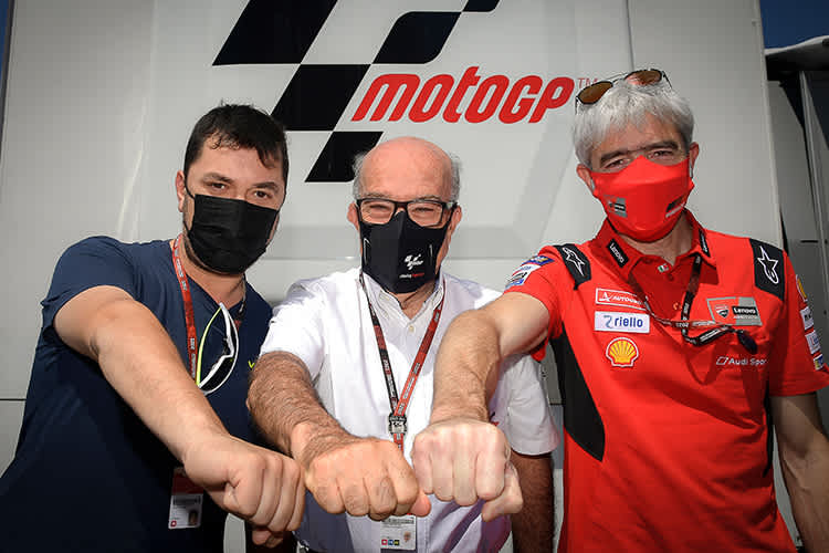 Rossi-Freund Uccio Salucci, Carmelo Ezpeleta (Dorna-CEO) und Ducati-Rennchef Gigi Dall'Igna