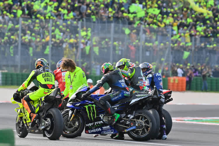 Anerkennende Geste von Valentino Rossi für Franco Morbidelli; links davon Marini, rechts davon Bastianini