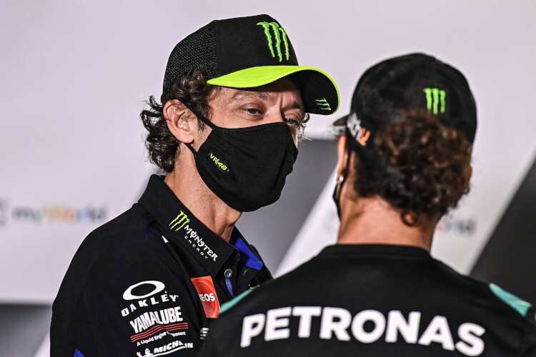 Valentino Rossi im Gespräch mit seinem neuen Teamkollegen Franco Morbidelli