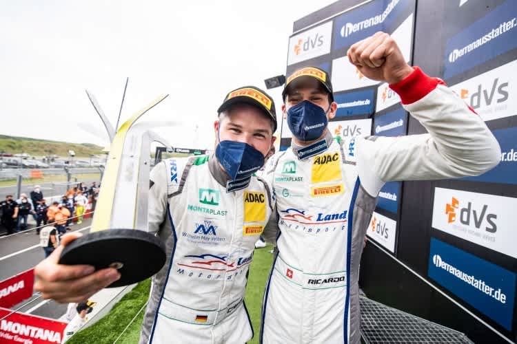 Auf dem Podium im ADAC GT Masters: Christopher Mies (li.) und Ricardo Feller