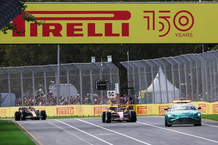 Safety-Car-Phase in Abu Dhabi 2021: Hinter Leader Hamilton eine Reihe überrundeter Autos, weit hinten Verstappen