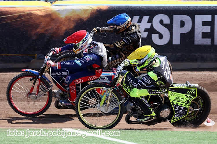 Emil Sayfutdinov (blau) vor Artem Laguta (gelb)