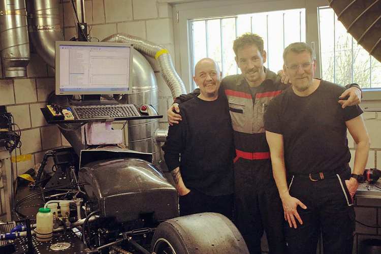 Markus Schlosser (Mitte) meldet sich aus der Werkstatt